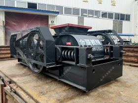2PG400x400小型對輥草莓黄色网站下载發往福建泉州破碎瓜子石