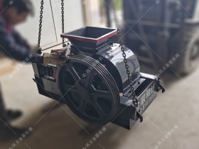 2PGC400X250小型雙齒輥草莓黄色网站下载發往安徽蚌埠破碎玻璃