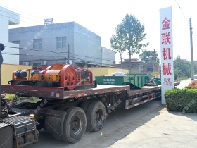 兩台小型對輥草莓黄色网站下载和直線振動篩發往江蘇南通處理矽石