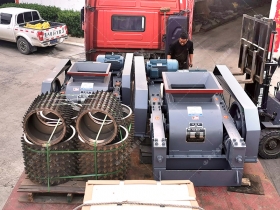 2台雙齒輥草莓黄色网站下载發貨現場圖片_發往新疆_破碎原煤